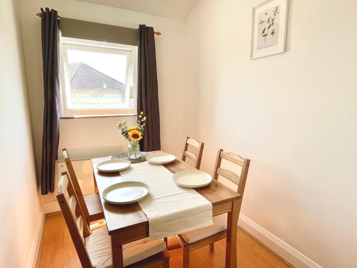 No2326 Tree-hole Apartment Northolt (Greater London)
