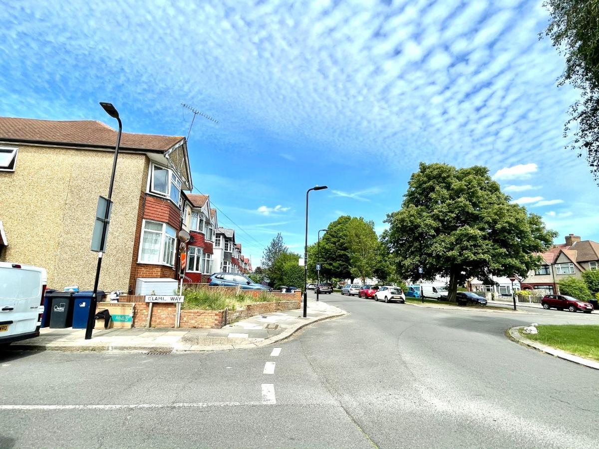 No2326 Tree-hole * Northolt (Greater London)