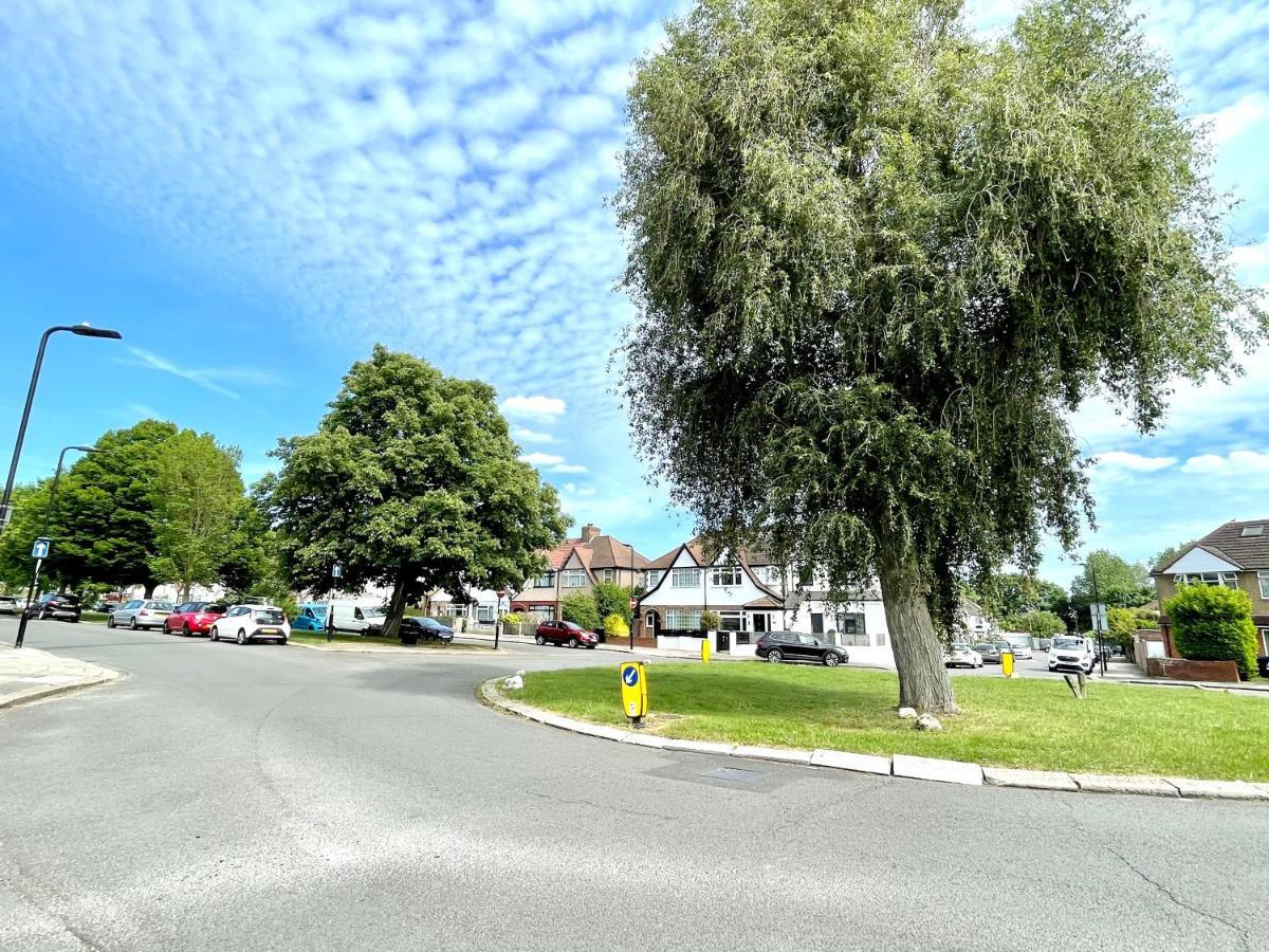 No2326 Tree-hole Apartment Northolt (Greater London)