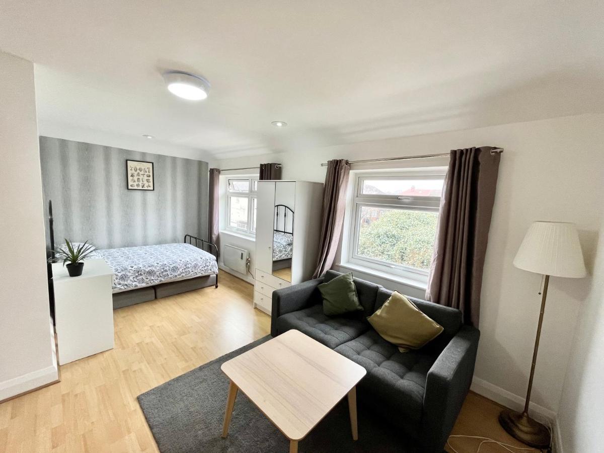 No2326 Tree-hole Apartment Northolt (Greater London)
